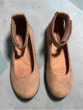 Clarks Medor Nina Tan  Ballet Flat/Mary Jane with Ankle Strap Comfort  Sz 7